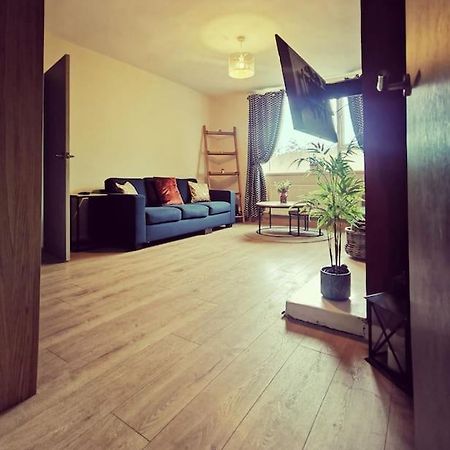 Entire 1 Bed Spacious Apartment, Private Balcony & Study Room Near City Whitehouse  Bagian luar foto
