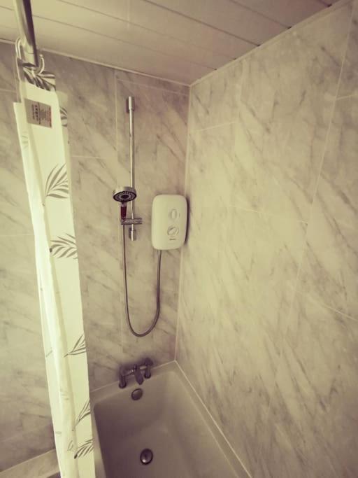 Entire 1 Bed Spacious Apartment, Private Balcony & Study Room Near City Whitehouse  Bagian luar foto
