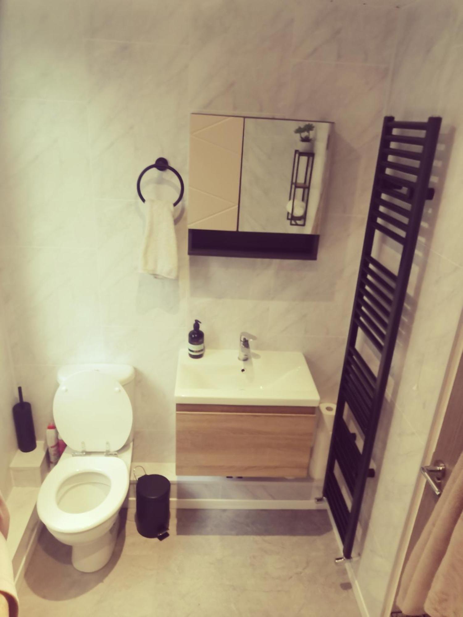 Entire 1 Bed Spacious Apartment, Private Balcony & Study Room Near City Whitehouse  Bagian luar foto