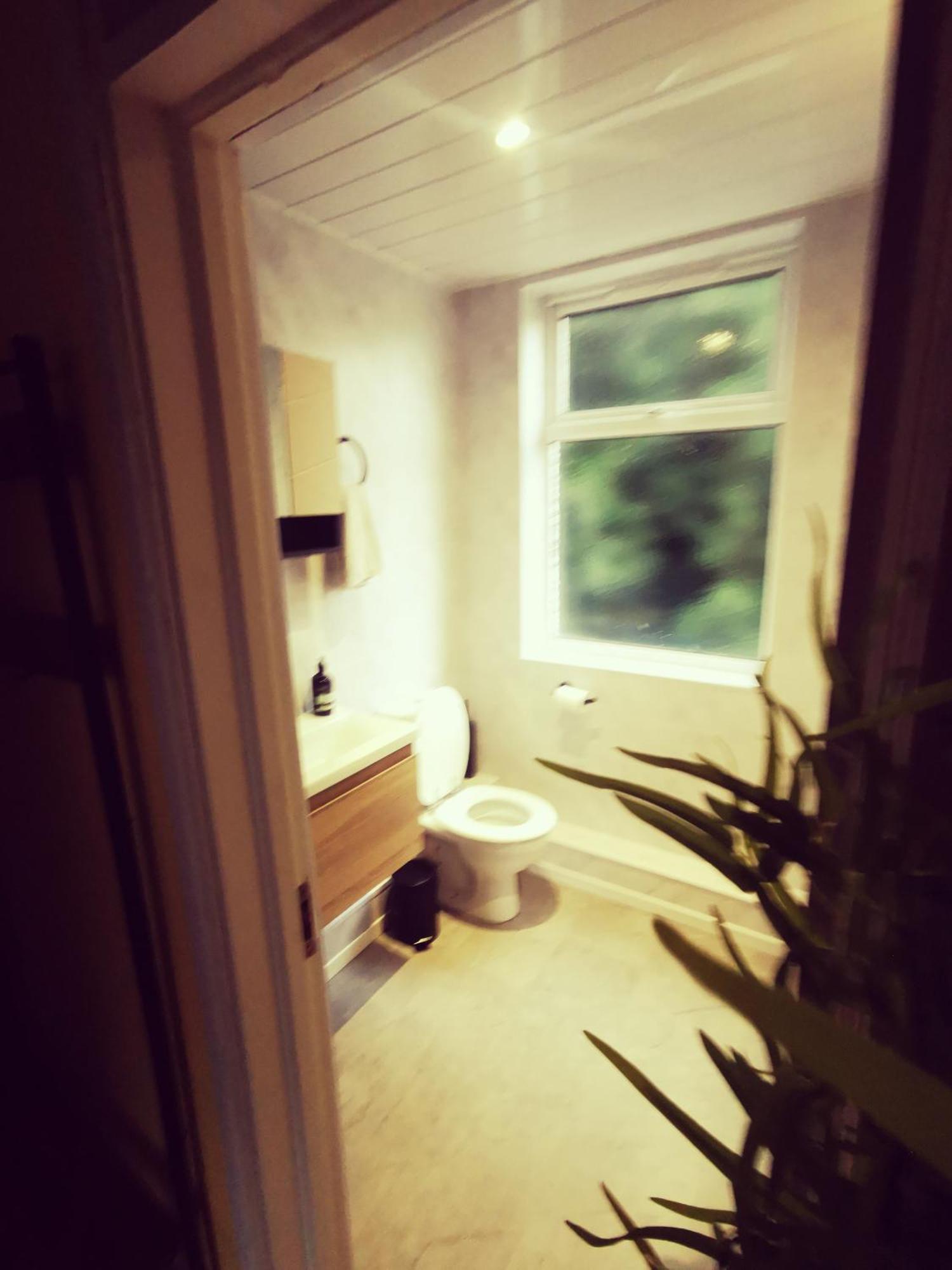 Entire 1 Bed Spacious Apartment, Private Balcony & Study Room Near City Whitehouse  Bagian luar foto